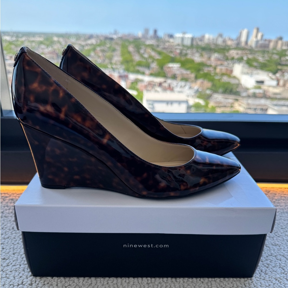 Brown tortoise shell Nine West pointed heel wedge. NIB